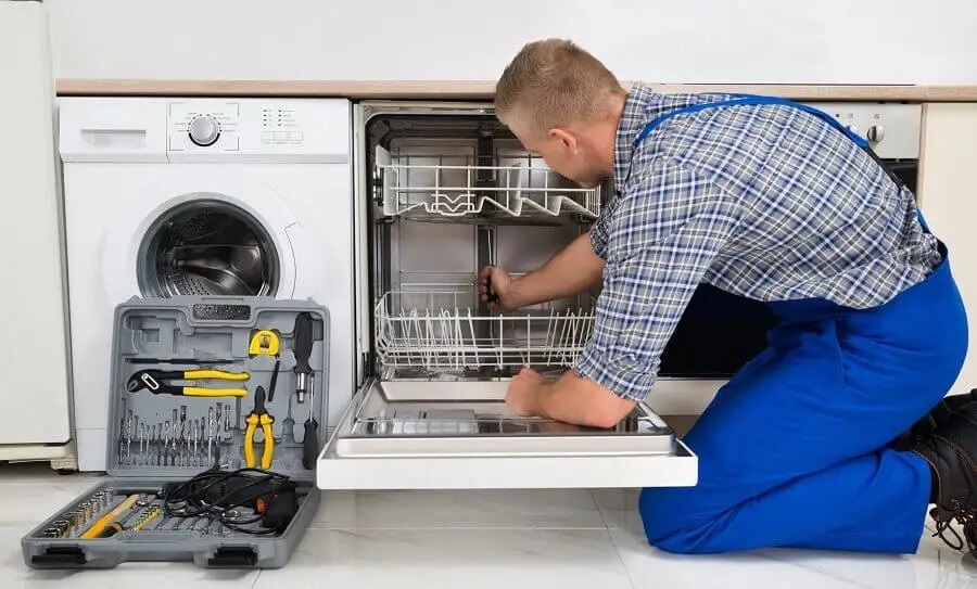 Mamak Gaggenau servisi teknisyen ekibi beyaz eşya tamiri yaparken